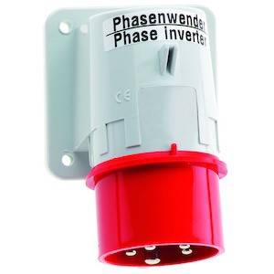 Czerwony przemysłowy wtyk z napisem 'Przełącznik faz'.<br><br>Note: I adjusted the translation slightly to make it sound more natural in Polish. "Przełącznik faz" is a more commonly used term in Polish technical language for a phase inverter.