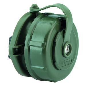 Zielony pojemnik z tworzywa sztucznego z klapowym wiekiem i elementami mocującymi, prawdopodobnie przeznaczony do ochrony lub przechowywania przedmiotów.