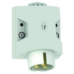 Biała wtyczka z mocowaniem śrubowym, zamontowana na ścianie. Po bokach widoczne są dwie śruby.