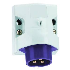 Biała elektryczna wtyczka ścienna z fioletową wtyczką.