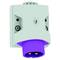 Biała naścienna wtyczka elektryczna z fioletową wtyczką, odpowiednia do podłączeń elektrycznych w domach lub obiektach komercyjnych.