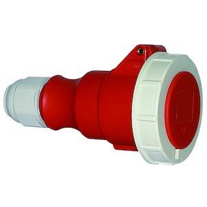 Czerwony wtyk przemysłowy z białą obwódką, odpowiedni do wydajnych połączeń elektrycznych w środowiskach komercyjnych lub przemysłowych.