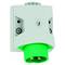 Elektryczna wtyczka ścienna z zieloną wtyczką, widziana z przodu i lekko od dołu. Widoczne są śruby, projekt prosty w formie.