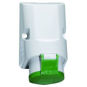 Białe, mocowane do ściany urządzenie z zieloną klapką od dołu. Wygląda jak jakiś elektryczny osprzęt lub przyłącze.