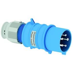 Niebieskie przemysłowe złącze elektryczne z wieloma stykami, z napisem 'Phasenwender'. Stosowane do połączeń elektrycznych.