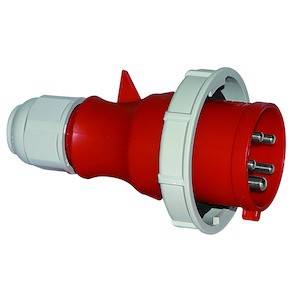 Przemysłowy czerwony wtyk z wieloma stykami i szarą obramówką. Odpowiedni do ciężkich zastosowań elektrycznych.