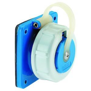 'Ryglowana elektryczna wtyczka ścienna w niebieskiej obudowie z białym mechanizmem ryglowania, zamontowana na niebieskiej płytce ściennej.'