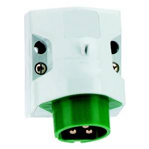 Biała wtyczka z zielonym wtykiem, zamontowana na ścianie. Strukturowany plastik, z śrubami do mocowania.