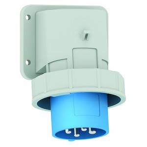 Naścienna, niebieska wtyczka CEE z trzema gniazdami do przemysłowych połączeń elektrycznych, sfotografowana z bliska.