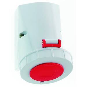 Biała przemysłowa wtyczka z czerwoną pokrywą, odpowiednia do wytrzymałych zastosowań w sektorze handlowym i przemysłowym.