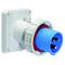 Gniazdo przemysłowe, białe i niebieskie, z trzema okrągłymi stykami. Montaż naścienny, odpowiednie do przemysłowych podłączeń elektrycznych.