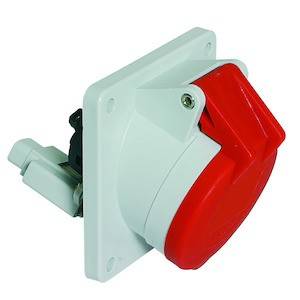 Czerwone, okrągłe gniazdo elektryczne z białą prostokątną podstawą, przeznaczone do zastosowań przemysłowych.