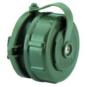 Zielony, okrągły osłona gniazda elektrycznego z klapką ochronną do zabezpieczania przyłączy elektrycznych na wolnym powietrzu.