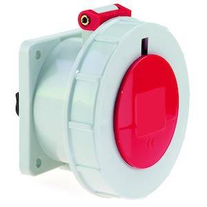 Czerwone elektryczne gniazdo wtykowe, zgodne z europejskim standardem CEE, z uszczelnionym obudową i osłoną ochronną, widziane z boku.