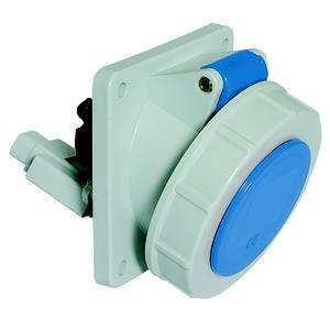 Biała elektryczna wtyczka z niebieskim pokrywem, odpowiednia do zastosowań przemysłowych, zamontowana na białej ścianie.