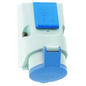 Gniazdo przemysłowe w kolorze białym i niebieskim zamontowane na ścianie.