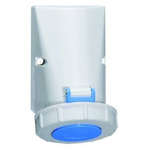 Biała wtyczka z niebieskim wtykiem, zamocowana na ścianie, odpowiednia do przemysłowych zastosowań elektrycznych.