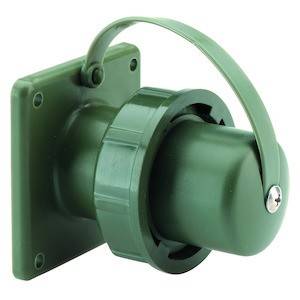 Zielony złącze z tworzywa sztucznego z osłoną ochronną na kwadratowej podstawie, prawdopodobnie element składowy urządzenia technicznego lub instalacji.