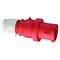 Czerwony przemysłowy wtyk trójbiegunowy z białą rękojeścią, odpowiedni do wysokich natężeń prądu.