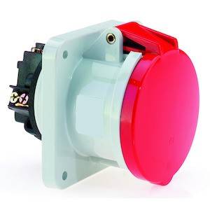 Czerwony, okrągły przemysłowy wtyk zamontowany na szarej podstawie z wieloma zaciskami przyłączeniowymi z tyłu.