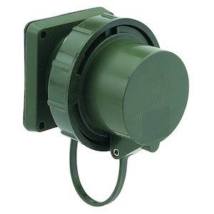 Zielona, okrągła wtyczka elektryczna w mocowaniu ściennym, odpowiednia do zastosowań na zewnątrz.