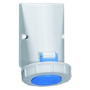 Biała elektryczna wtyczka z niebieską zaślepką zamontowana na ścianie.