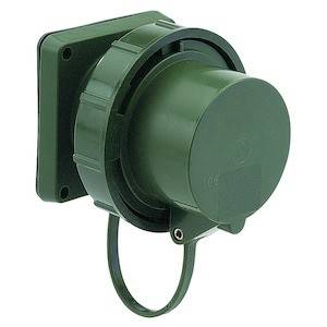 Zielony elektryczny złącz wtykowy z pokrywką, typowo stosowany do zasilania w obszarach zewnętrznych.