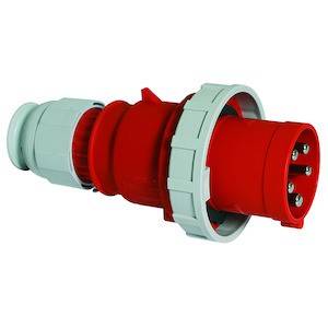 Wtyczki przemysłowe w kolorze czerwonym i szarym, prawdopodobnie do zastosowań w instalacjach wysokoprądowych, z widocznymi wieloma stykami.