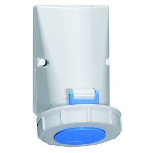 Biała wtyczka elektryczna z niebieskim, okrągłym zamknięciem, sfotografowana z bliska. Stosowana w zastosowaniach przemysłowych.