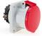 Czerwone i białe wtyczki CEE do zastosowań przemysłowych, sfotografowane z boku na białym tle, prezentujące stronę przyłączeniową i klapkę ochronną.