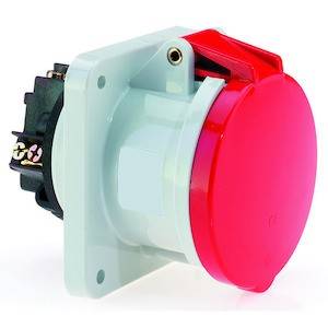 Czerwona wtyczka przemysłowa w białej obudowie, typowo stosowana w połączeniach wysokowydajnościowych w środowiskach przemysłowych.