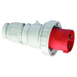 Czerwona, trzybiegunowa wtyczka CEE z białą obudową, powszechnie stosowana przy przemysłowych podłączeniach elektrycznych.