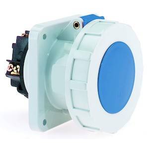 Przemysłowe gniazdo ścienne z niebieską pokrywą, odpowiednie do dużych obciążeń elektrycznych.
