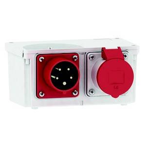 Elektryczna czerwona wtyczka z osłoną zabezpieczającą w białej obudowie.