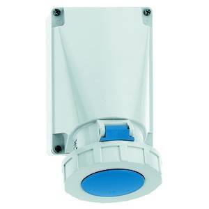 Przemysłowe niebieskie gniazdo elektryczne zamontowane na białej ścianie, używane do zasilania urządzeń o wysokiej mocy w środowiskach przemysłowych.