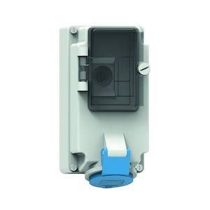 Białe elektryczne obudowanie z niebieskim złączem i przezroczystą pokrywą, zamontowane na płaskiej powierzchni.