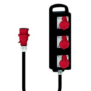 Trzy czerwone przemysłowe gniazda elektryczne na czarnym adapterze z uchwytem, połączone czarnym przewodem; odpowiednie do wysokiego natężenia prądu.