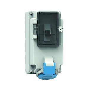 Szara i niebieska wtyczka zamontowana na ścianie, odpowiednia do użytku na zewnątrz i odporna na warunki atmosferyczne.