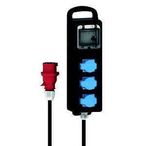 Rozdzielnica z trzema niebieskimi gniazdami z bolcem ochronnym oraz czerwonym gniazdem przemysłowym, połączonymi czarnym przewodem.