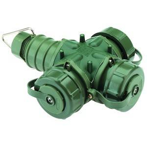 Zielony rozdzielacz CEE z dwoma gniazdami i jedną wtyczką w przemysłowym designie, odpowiedni do użytku na zewnątrz.