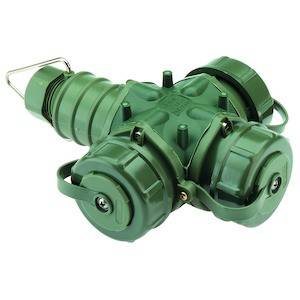 Zielony, elektryczny rozgałęźnik z trzema gniazdami, przeznaczony do użytku na zewnątrz, odporny na warunki atmosferyczne i wytrzymały.