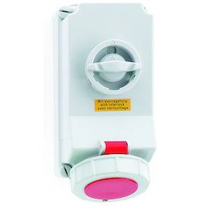 Biały elektryczny adapter wtykowy z zamykanym przełącznikiem obrotowym i czerwonym przyciskiem jest zamontowany na ścianie.