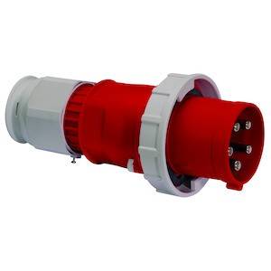 Czerwono-biały elektryczny przemysłowy wtyk CEE z pięcioma metalowymi stykami, przeznaczony do łączenia przewodów zasilających.