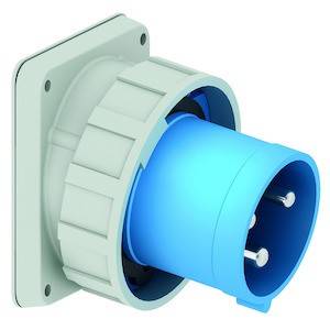 Morska wtyczka elektryczna, niebieska, zamontowana na płycie ściennej. Stosowana do zasilania elektrycznego na statkach lub w przestrzeniach zewnętrznych.
