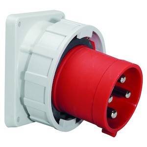 Czerwone, przemysłowe gniazdo CEE z trzema stykami do prądu trójfazowego, zamontowane na białej obudowie. Odpowiednie do zastosowań wymagających wysokiej mocy elektrycznej.