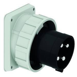 Gniazdko elektryczne ścienne z okrągłą czarną wtyczką, zamontowane na kwadratowej białej obudowie, przeznaczone do zastosowań przemysłowych.