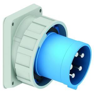 Gniazdo przemysłowe zamontowane na ścianie, z niebieskim przyłączem i srebrnymi stykami, odpowiednie do wysokich natężeń prądu.