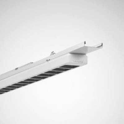 Podłużna belka świetlna LED w nowoczesnym designie z metalowymi mocowaniami, zawieszona w prostej, jasnej przestrzeni.