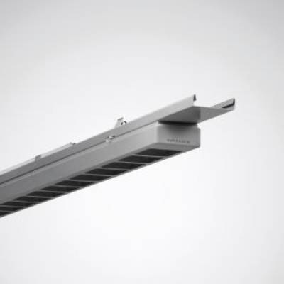 Linearna, nowoczesna lampa wisząca, zawieszona na suficie. Lampa ma prostokątny kształt i jest wykonana z metalu o gładkiej powierzchni.