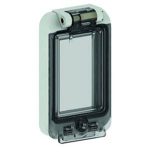 Plastikowa obudowa ochronna z przezroczystą pokrywą i mechanizmem rolkowym z tyłu. Idealna do zabezpieczania włączników ściennych.